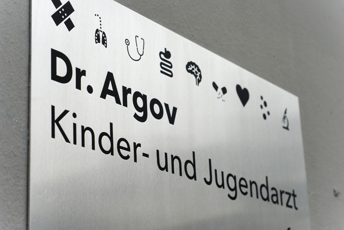 Praxisschild für den Kinder- und Jugendarzt Dr. Argov