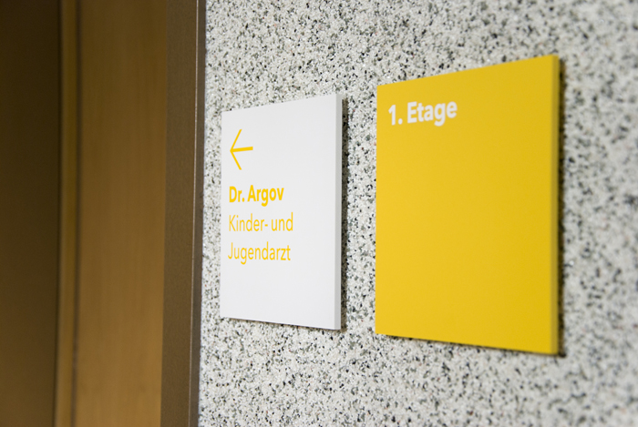 Richtungsschilder für den Kinder- und Jugendarzt Dr. Argov